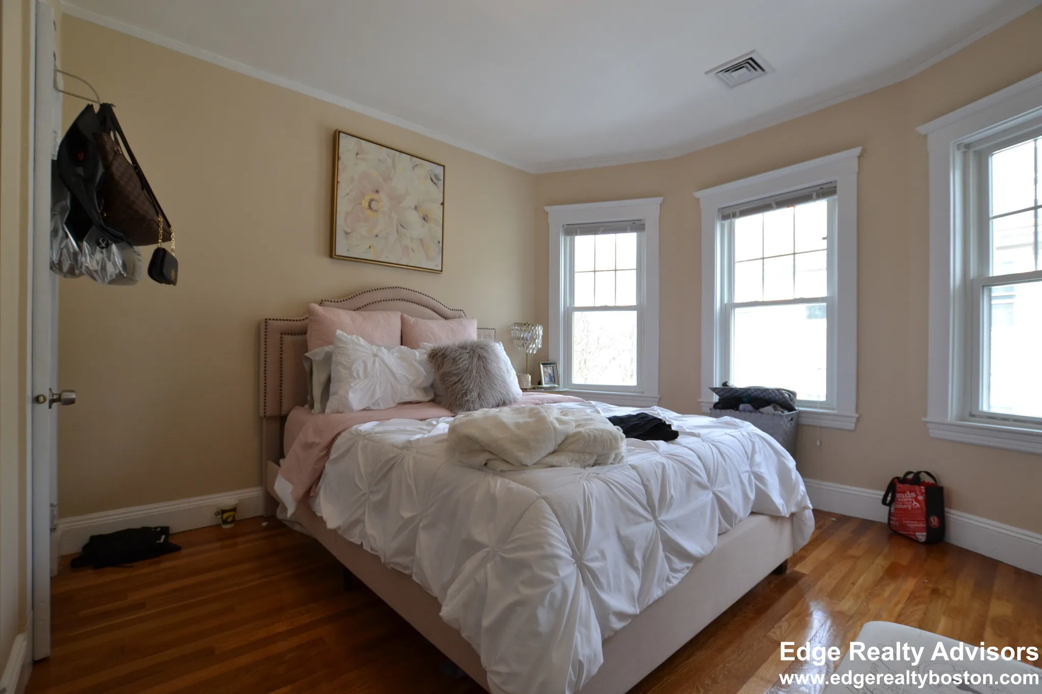 3 bed, 1 bath apartment for rent at 65 Bennett St Unit 1, Oak Square — photo 4 of 13
