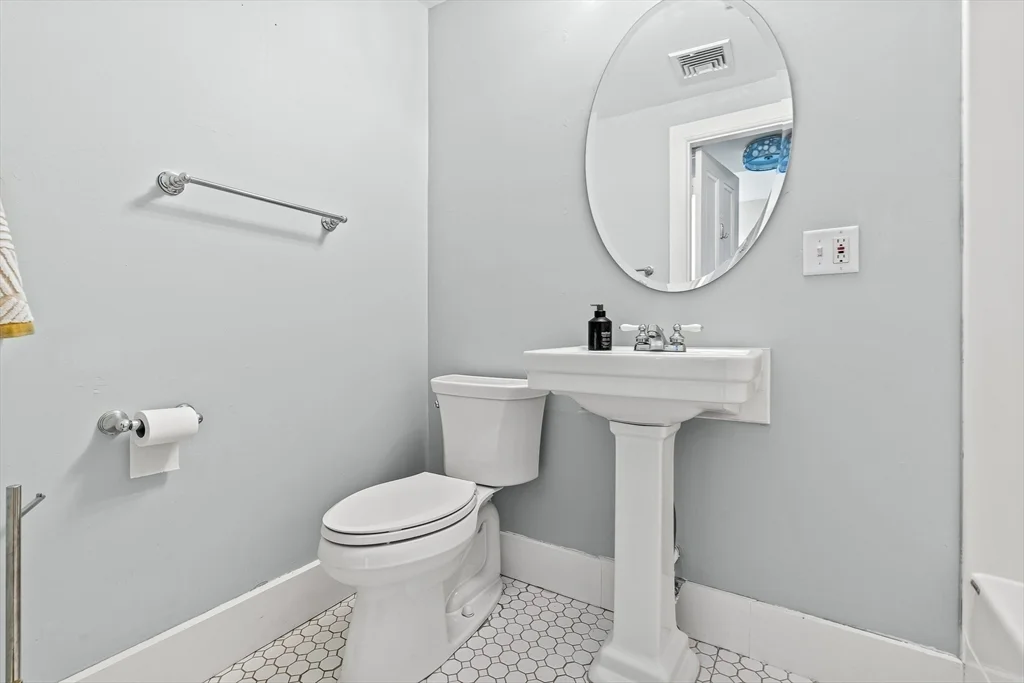 5 bed, 3 bath apartment for rent at 65 Church St, Winchester — photo 33 of 42