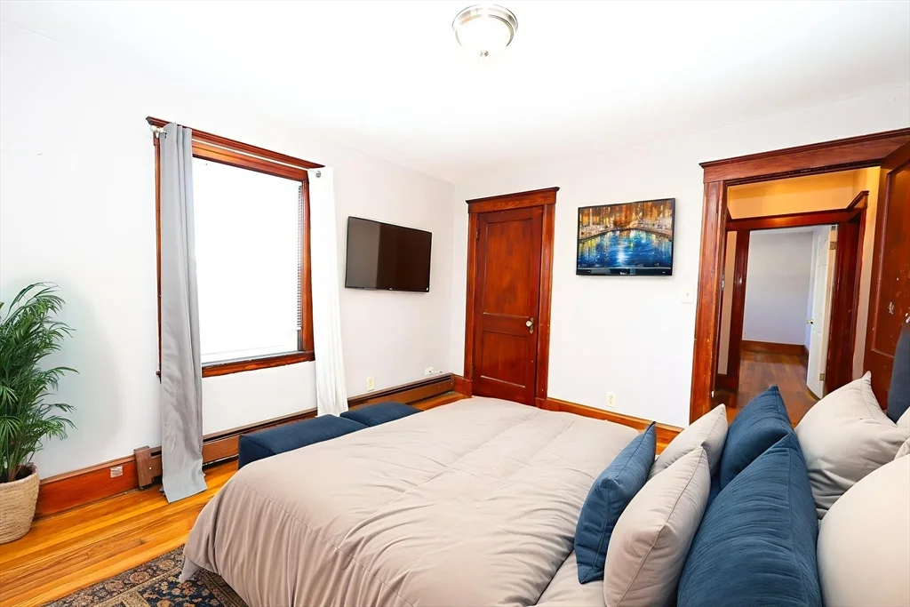 3 bed, 1 bath apartment for rent at 65 Clifford St Unit 1, Hyde Park — photo 3 of 20