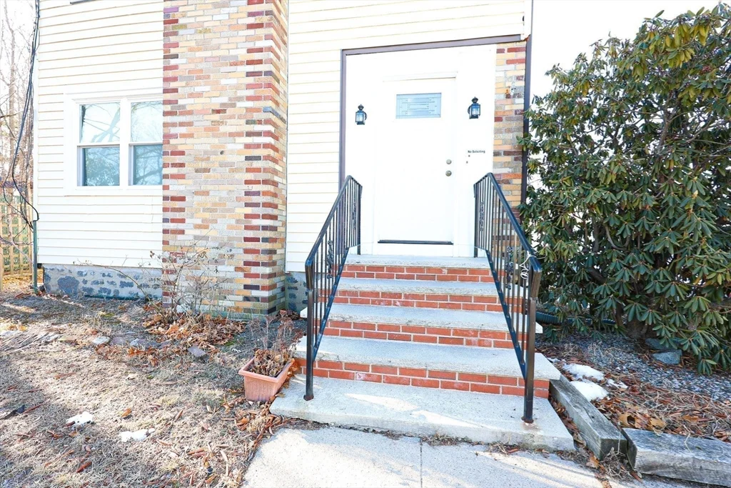 3 bed, 1 bath apartment for rent at 65 Clifford St Unit 1, Hyde Park — photo 19 of 20