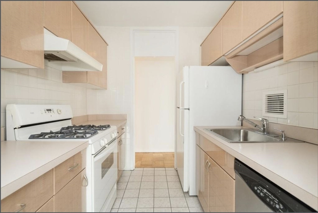 2 bed, 1 bath apartment for rent at 65 East India Row Unit 15G, Waterfront — photo 6 of 11
