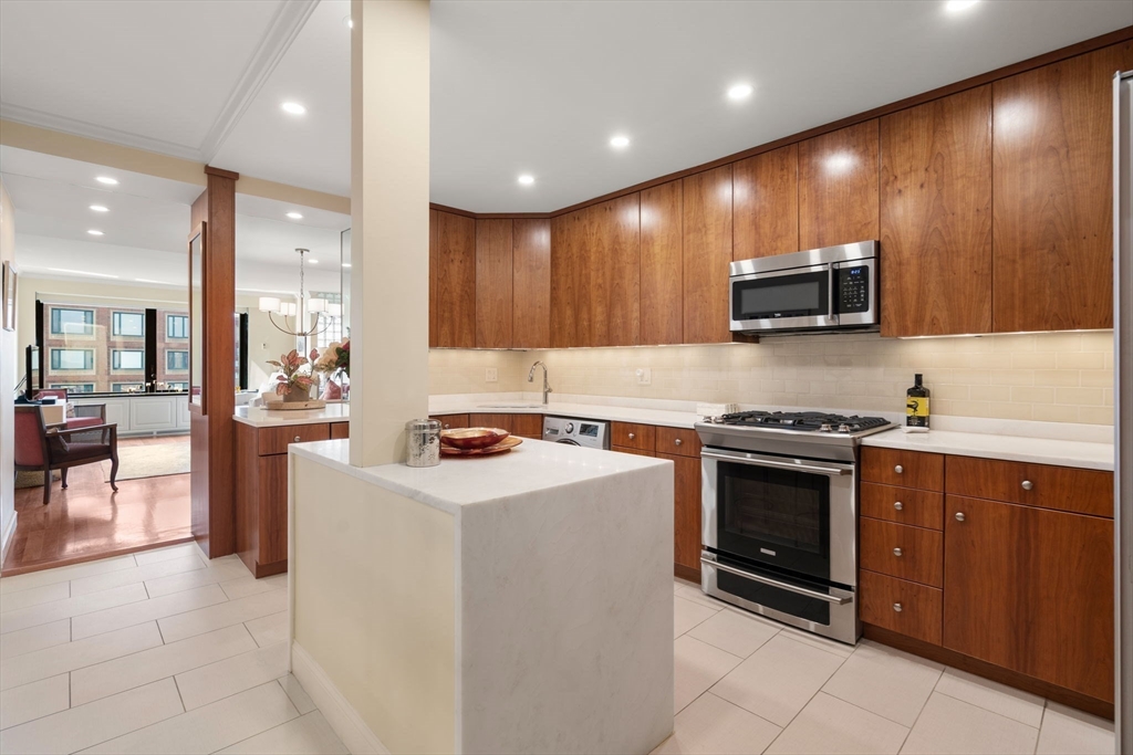 2 bed, 2 bath apartment for rent at 65 East India Row Unit 18G, Waterfront — photo 8 of 23