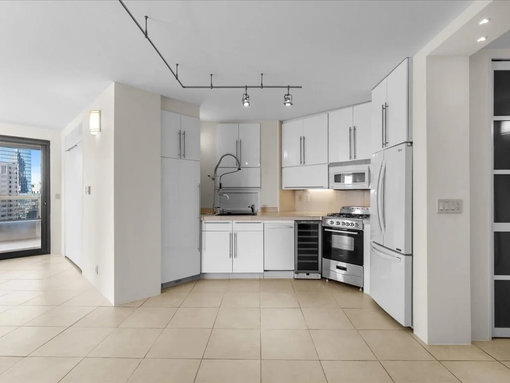 1 bed, 1 bath apartment for rent at 65 East India Row Unit 25G, Waterfront — photo 15 of 28