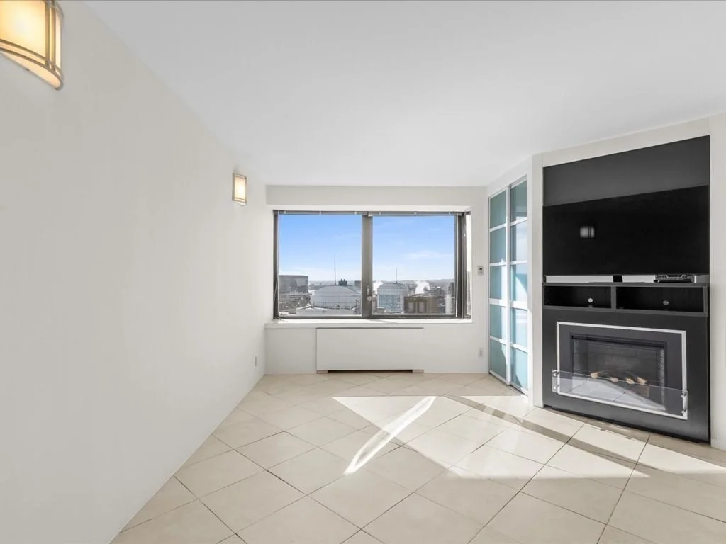 1 bed, 1 bath apartment for rent at 65 East India Row Unit 25G, Waterfront — photo 3 of 28