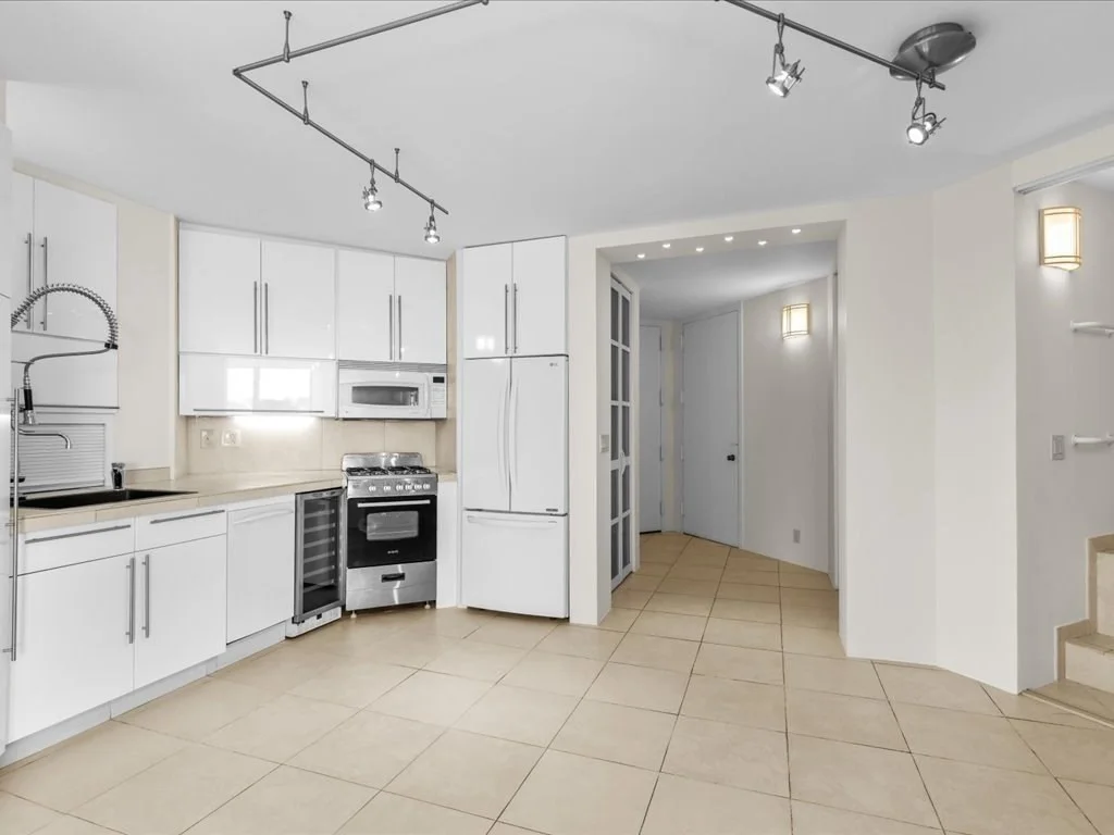 1 bed, 1 bath apartment for rent at 65 East India Row Unit 25G, Waterfront — photo 14 of 28