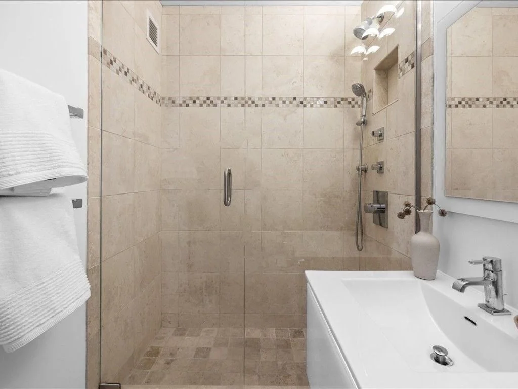 1 bed, 1 bath apartment for rent at 65 East India Row Unit 33A, Waterfront — photo 19 of 36