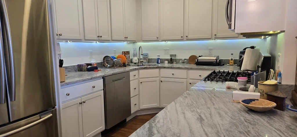 1 bed, 1 bath apartment for rent at 65 East India Row Unit 9A, Waterfront — photo 2 of 15