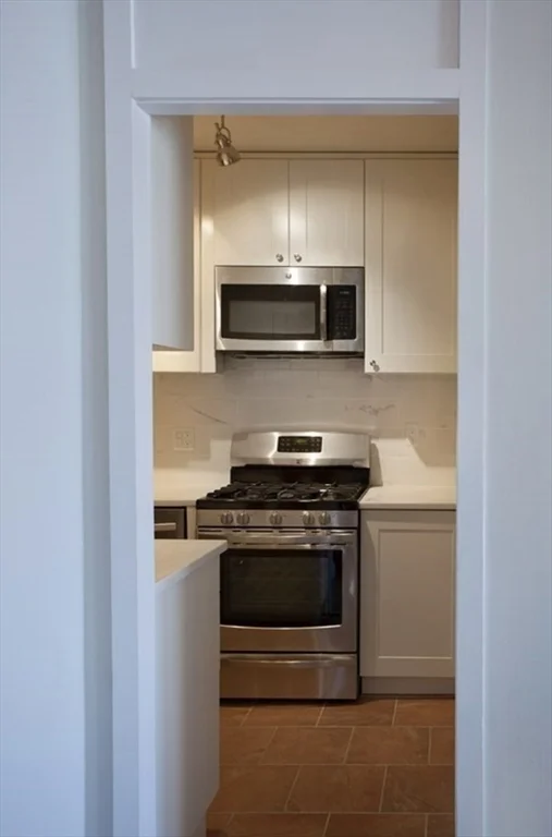 1 bed, 1 bath apartment for rent at 65 East India Row Unit 10A, Waterfront — photo 3 of 19