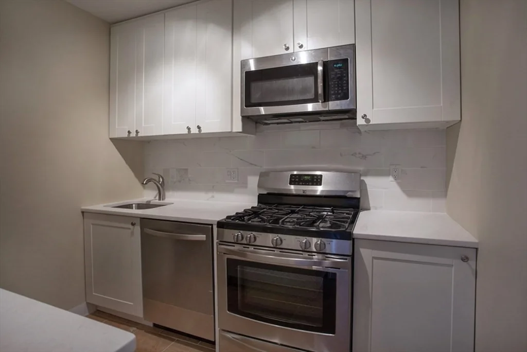1 bed, 1 bath apartment for rent at 65 East India Row Unit 10A, Waterfront — photo 4 of 19