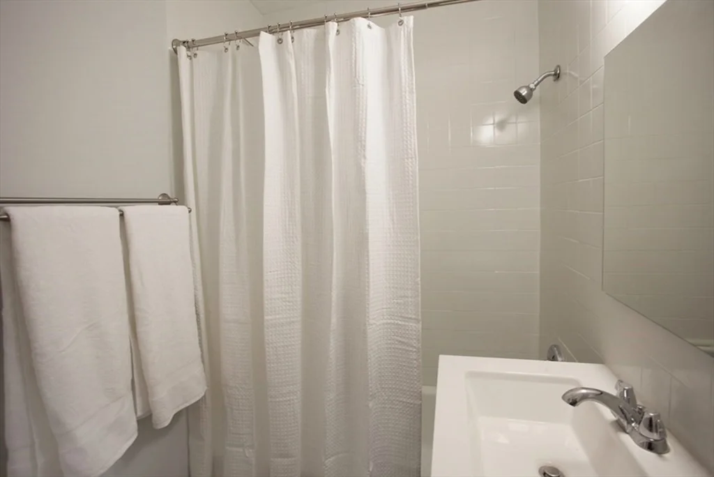 1 bed, 1 bath apartment for rent at 65 East India Row Unit 10A, Waterfront — photo 6 of 19