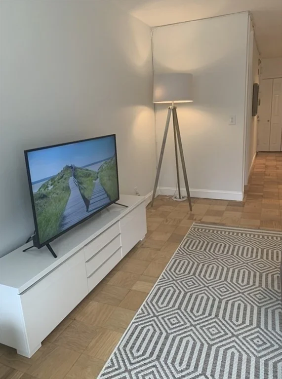 1 bed, 1 bath apartment for rent at 65 East India Row Unit 10A, Waterfront — photo 9 of 19