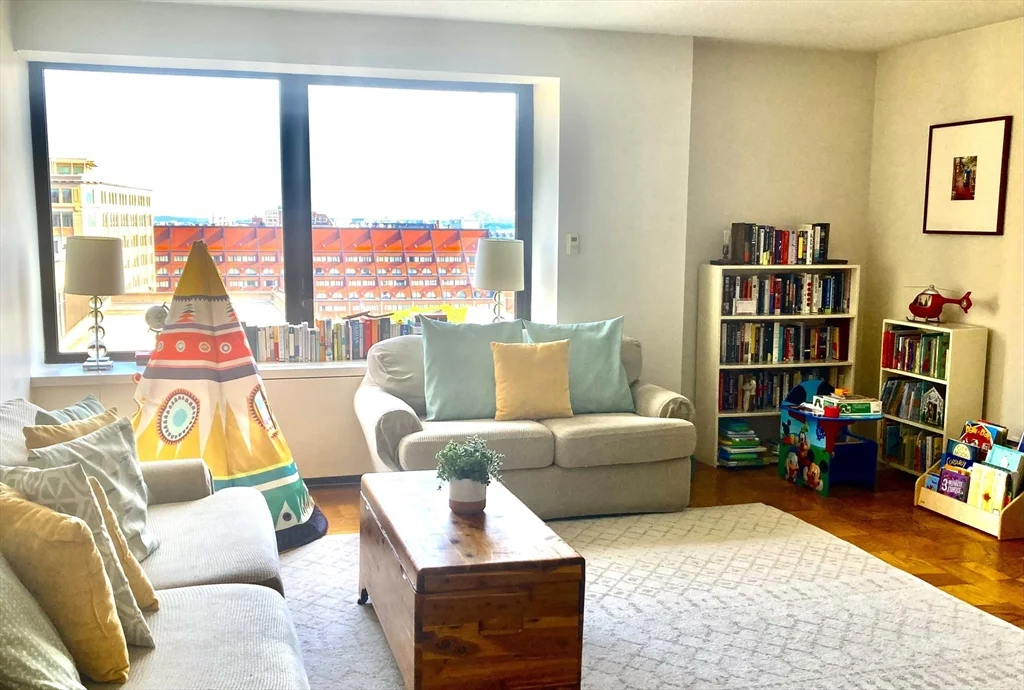 1 bed, 1 bath apartment for rent at 65 East India Row Unit 11C, Waterfront — photo 4 of 13