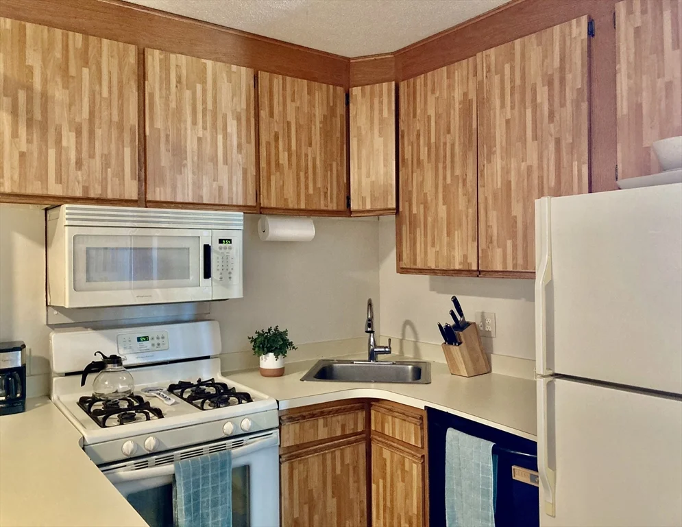 1 bed, 1 bath apartment for rent at 65 East India Row Unit 11C, Waterfront — photo 1 of 13