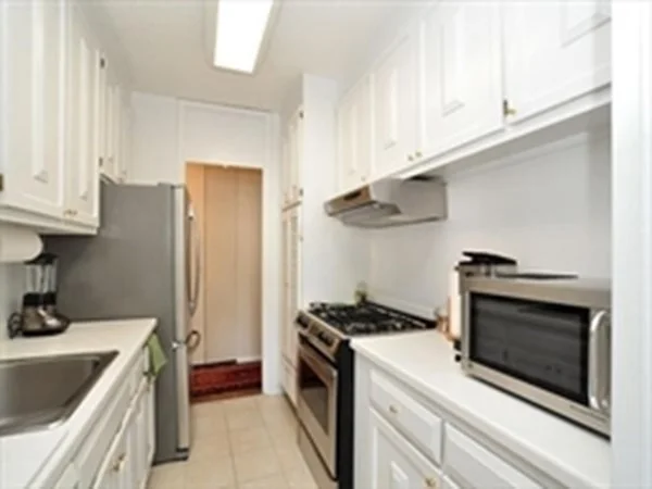 2 bed, 2 bath apartment for rent at 65 East India Row Unit 15B, Waterfront — photo 8 of 12