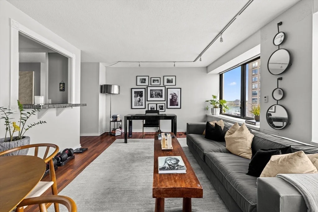 1 bed, 1 bath apartment for rent at 65 East India Row Unit 16E, Waterfront — photo 13 of 22