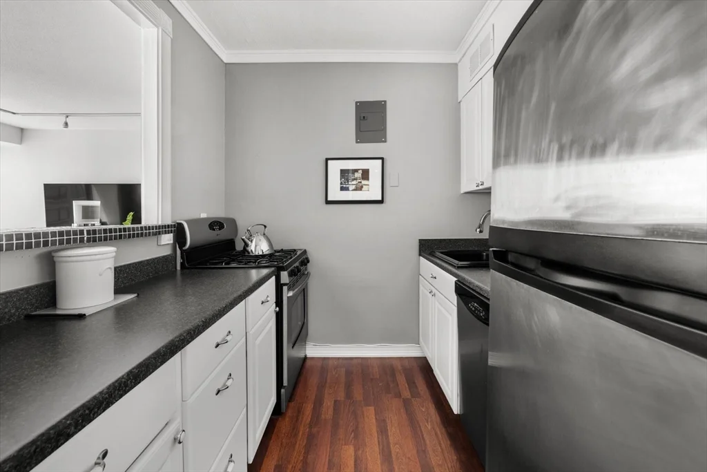 1 bed, 1 bath apartment for rent at 65 East India Row Unit 16E, Waterfront — photo 5 of 22