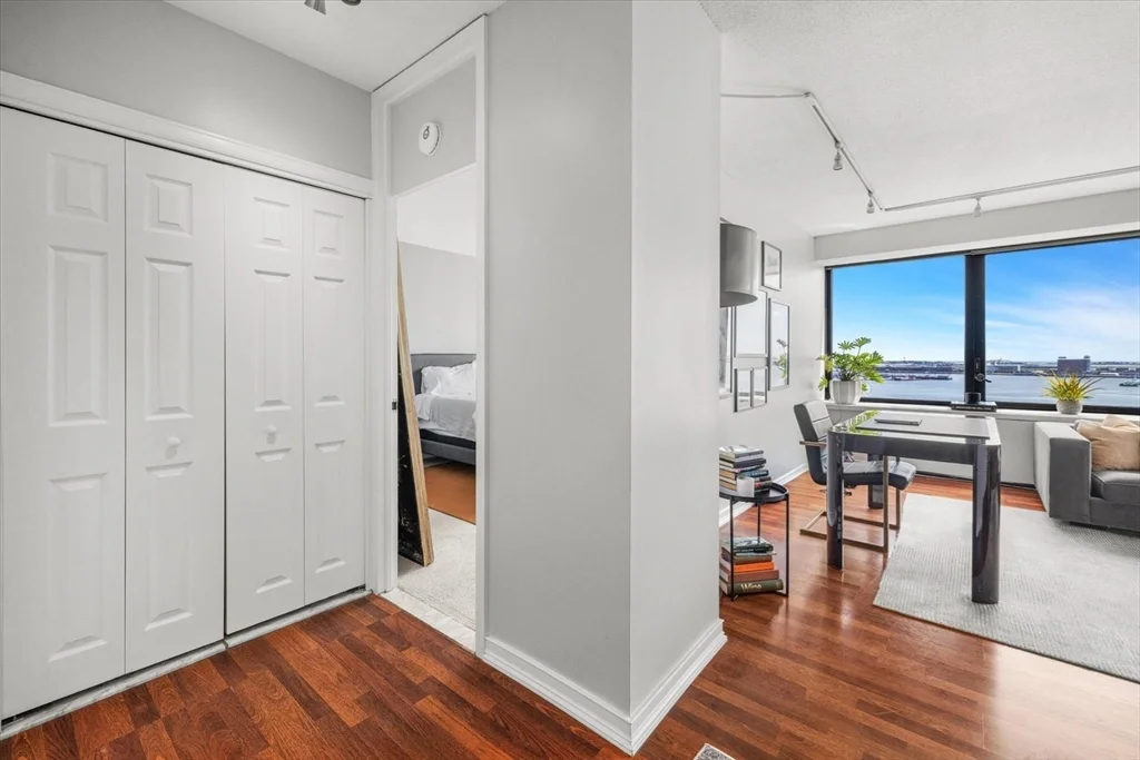 1 bed, 1 bath apartment for rent at 65 East India Row Unit 16E, Waterfront — photo 4 of 22