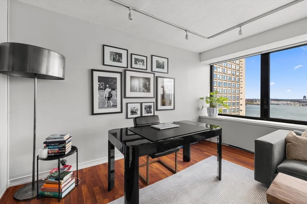 1 bed, 1 bath apartment for rent at 65 East India Row Unit 16E, Waterfront — photo 9 of 22