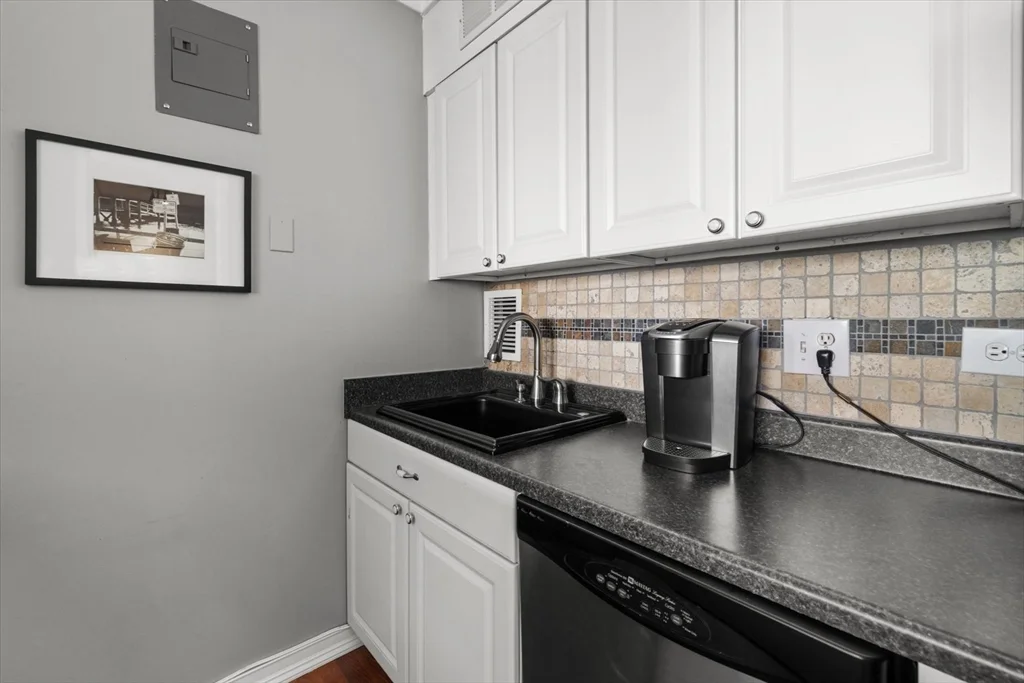 1 bed, 1 bath apartment for rent at 65 East India Row Unit 16E, Waterfront — photo 6 of 22