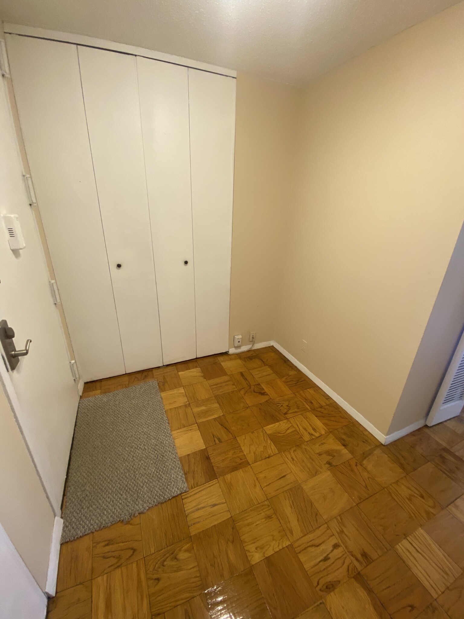 2 bed, 1 bath apartment for rent at 65 East India Row Unit 4H, Waterfront — photo 1 of 18