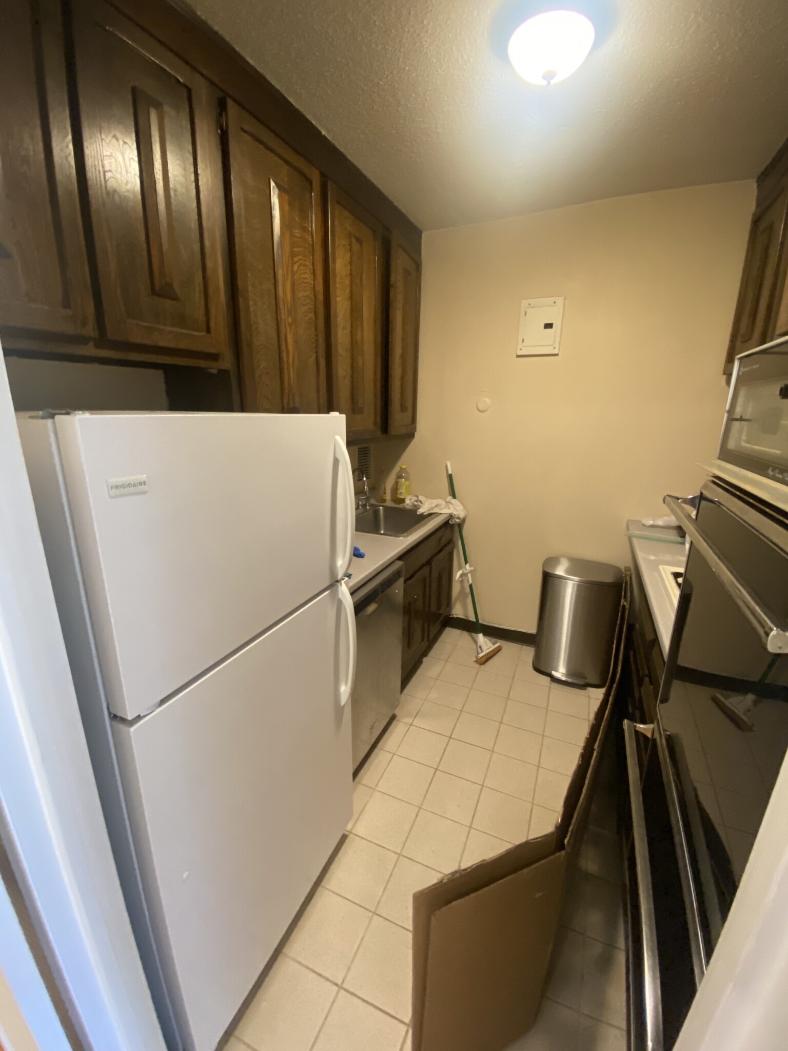 2 bed, 1 bath apartment for rent at 65 East India Row Unit 4H, Waterfront — photo 3 of 18