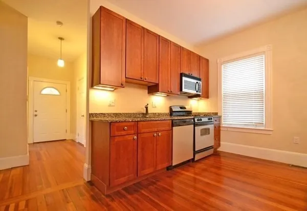 2 bed, 1 bath apartment for rent at 65 Hudson St Unit 1, Powder House Square — photo 2 of 10