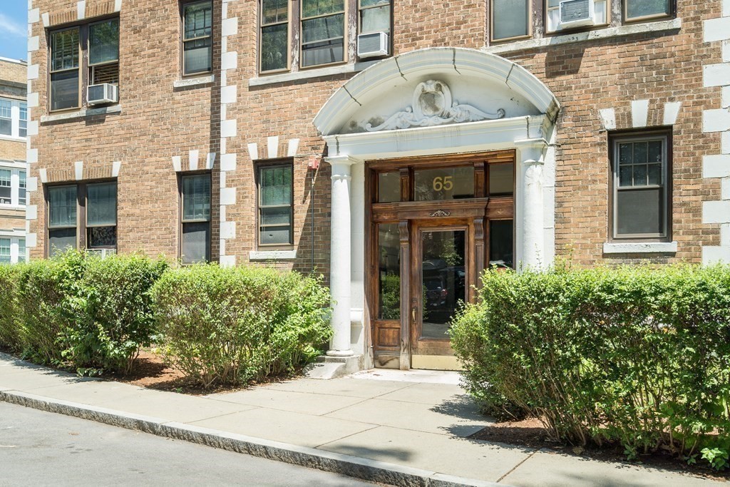4 bed, 1 bath apartment for rent at 65 Lanark Rd Unit 7, Brighton — photo 1 of 9