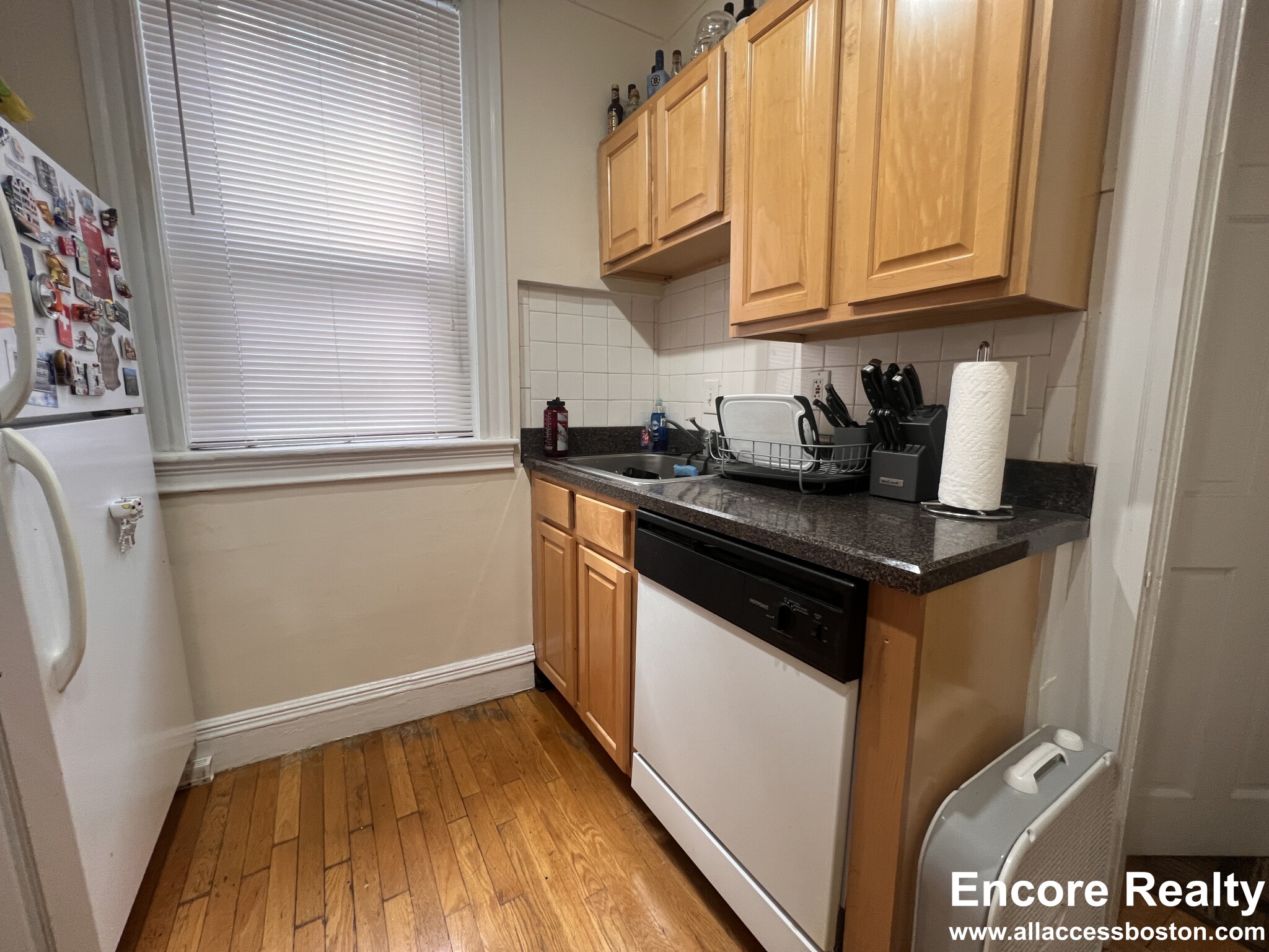 Studio bed, 1 bath apartment for rent at 65 Park Dr Unit 17, Fenway — photo 4 of 7