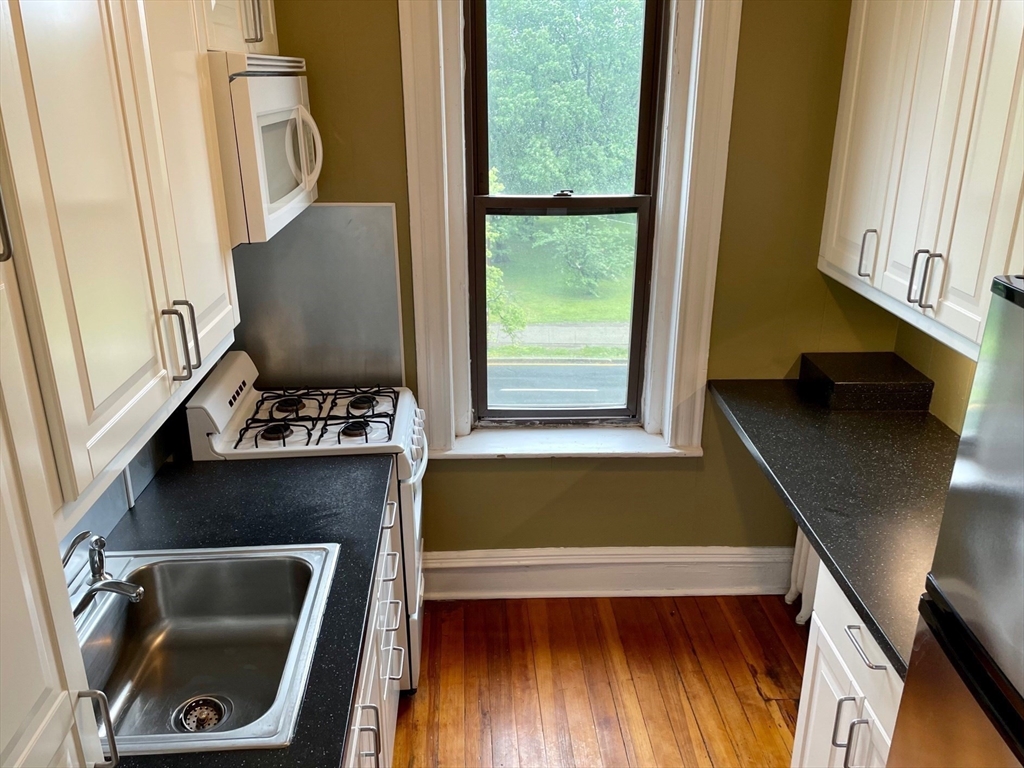 Studio bed, 1 bath apartment for rent at 65 Park Dr Unit 20, Fenway — photo 6 of 17