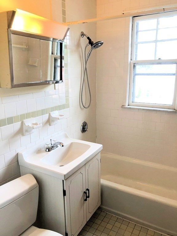 1 bed, 1 bath apartment for rent at 65 Presidents Ave Unit 1R, Quincy — photo 8 of 8