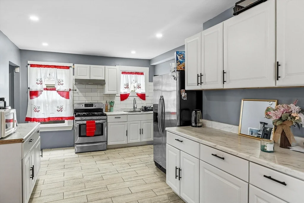 3 bed, 2 bath apartment for rent at 65 Rochelle St, Springfield — photo 3 of 22