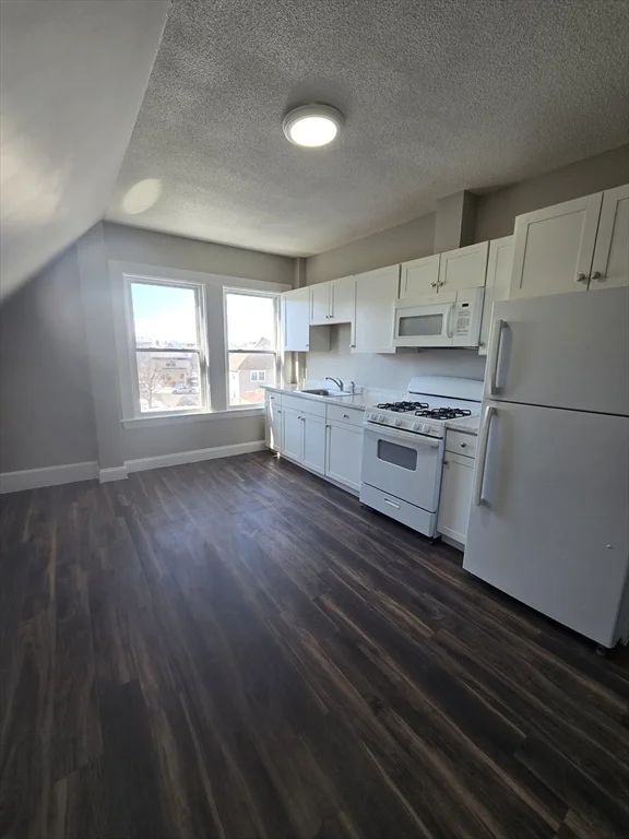 3 bed, 1 bath apartment for rent at 65 Shepard St Unit 3, Lynn — photo 2 of 15