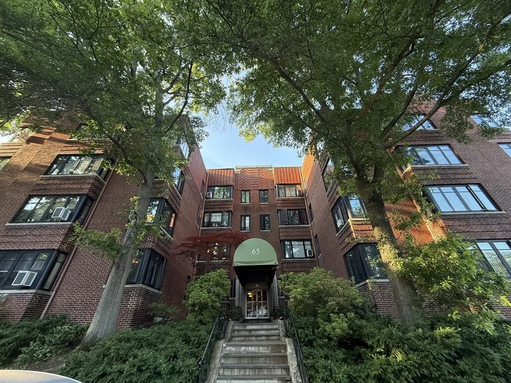 1 bed, 1 bath apartment for rent at 65 Strathmore Rd Unit 25, Brighton