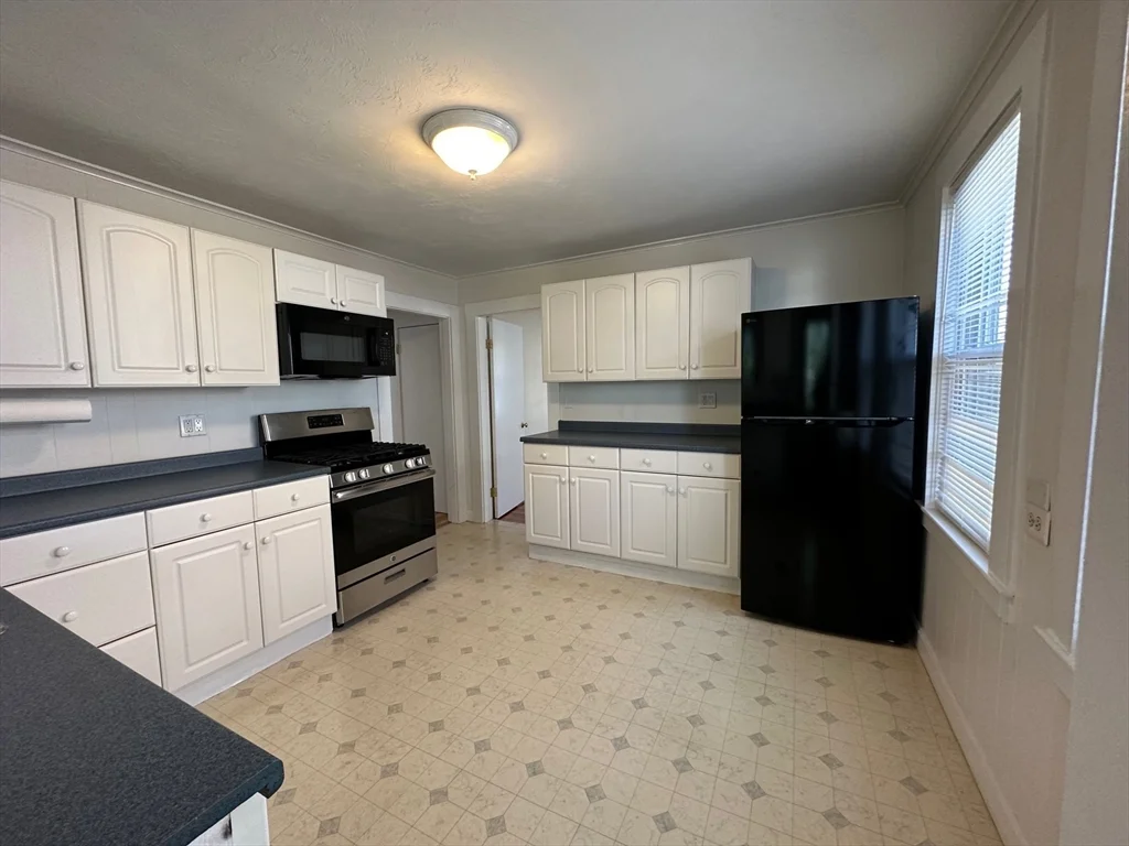 2 bed, 1 bath apartment for rent at 65 Walnut St Unit 2, Belmont — photo 3 of 9