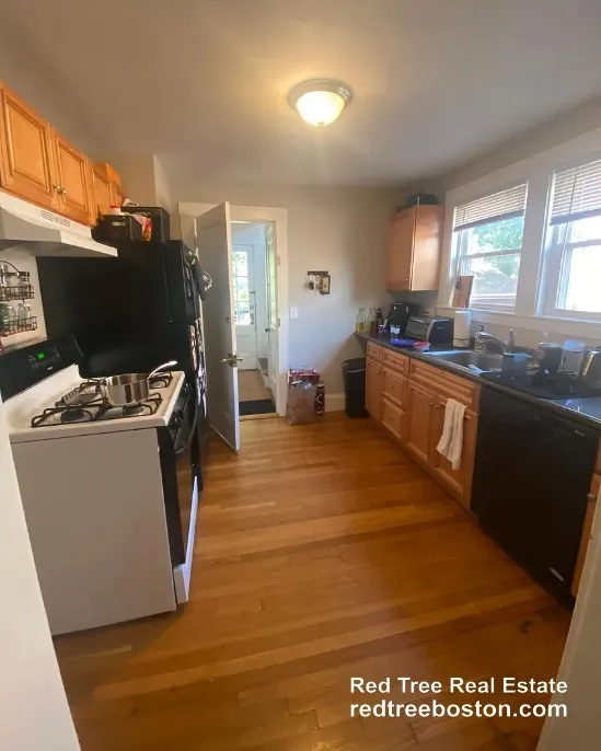 3 bed, 1 bath apartment for rent at 651 Washington St Unit 1, Oak Square — photo 4 of 8