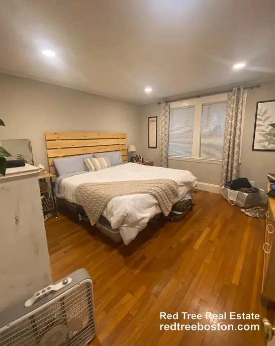 3 bed, 1 bath apartment for rent at 651 Washington St Unit 1, Oak Square — photo 5 of 8