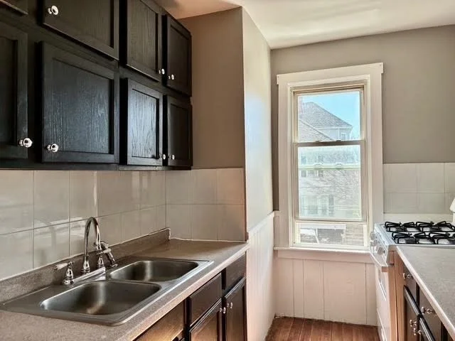 3 bed, 1 bath apartment for rent at 653 Brock Ave Unit 2, West — photo 5 of 17