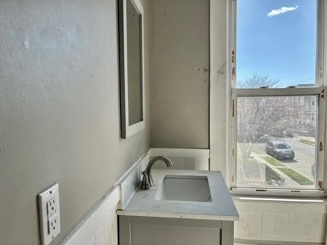 3 bed, 1 bath apartment for rent at 653 Brock Ave Unit 2, West — photo 13 of 17