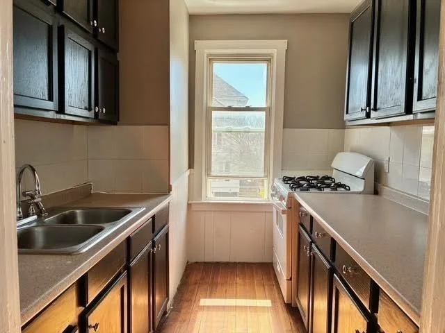 3 bed, 1 bath apartment for rent at 653 Brock Ave Unit 2, West — photo 6 of 17