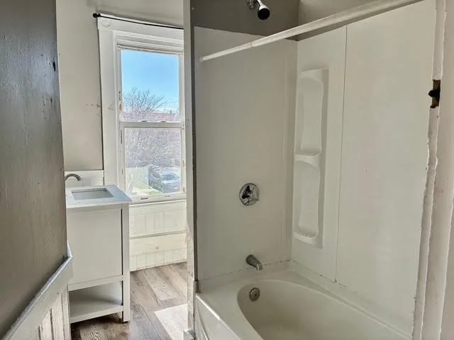 3 bed, 1 bath apartment for rent at 653 Brock Ave Unit 2, West — photo 14 of 17