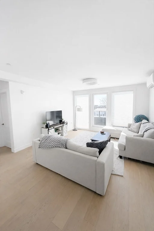 3 bed, 2 bath apartment for rent at 654 E Broadway Unit 403, South Boston — photo 3 of 9