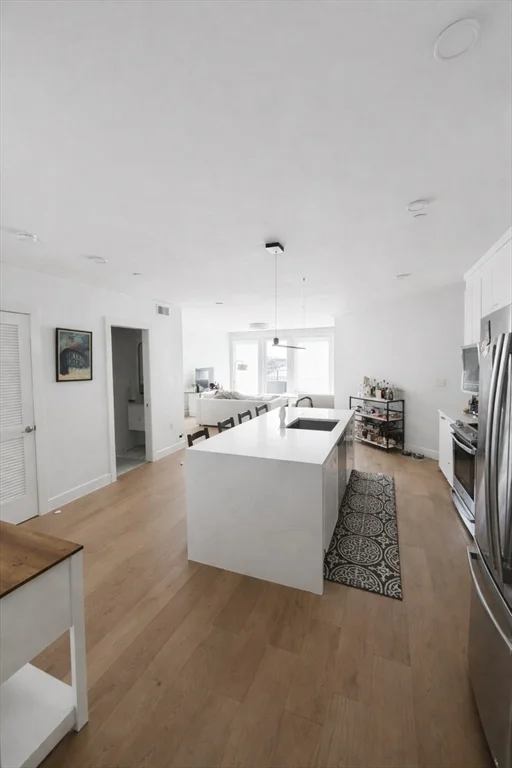 3 bed, 2 bath apartment for rent at 654 E Broadway Unit 403, South Boston — photo 2 of 9