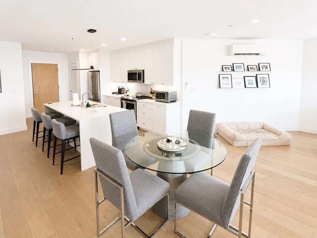 3 bed, 2 bath apartment for rent at 654 East Broadway Unit 302, South Boston — photo 3 of 9