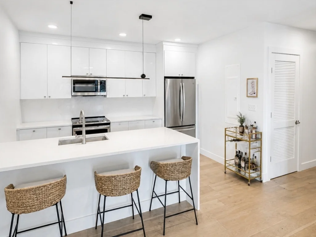 3 bed, 2 bath apartment for rent at 654 East Broadway Unit 404, South Boston — photo 1 of 7