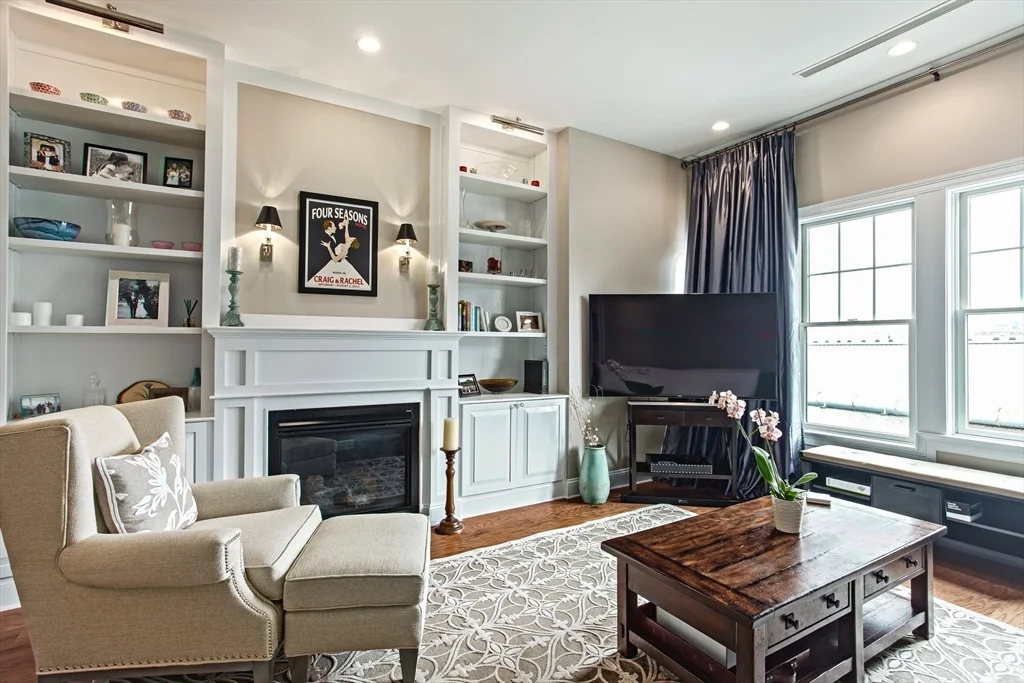 3 bed, 2 bath apartment for rent at 655 E 2nd St Unit 204, South Boston — photo 1 of 11