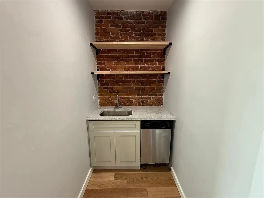 1 bed, 1 bath apartment for rent at 655 East 7th St Unit 2, South Boston — photo 4 of 9