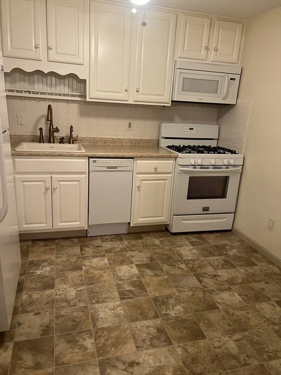 2 bed, 1 bath apartment for rent at 655 W Lowell Ave Unit 14, Haverhill — photo 2 of 13