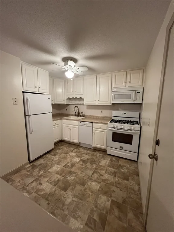2 bed, 1 bath apartment for rent at 655 W Lowell Ave Unit 14, Haverhill — photo 3 of 13