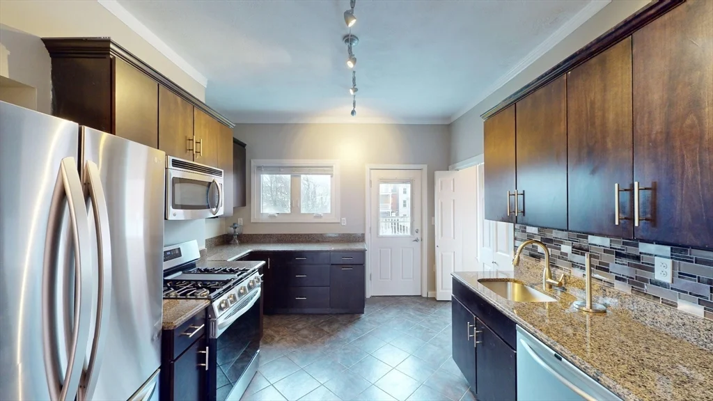 3 bed, 2 bath apartment for rent at 659 East 4th St Unit 3, South Boston — photo 24 of 27