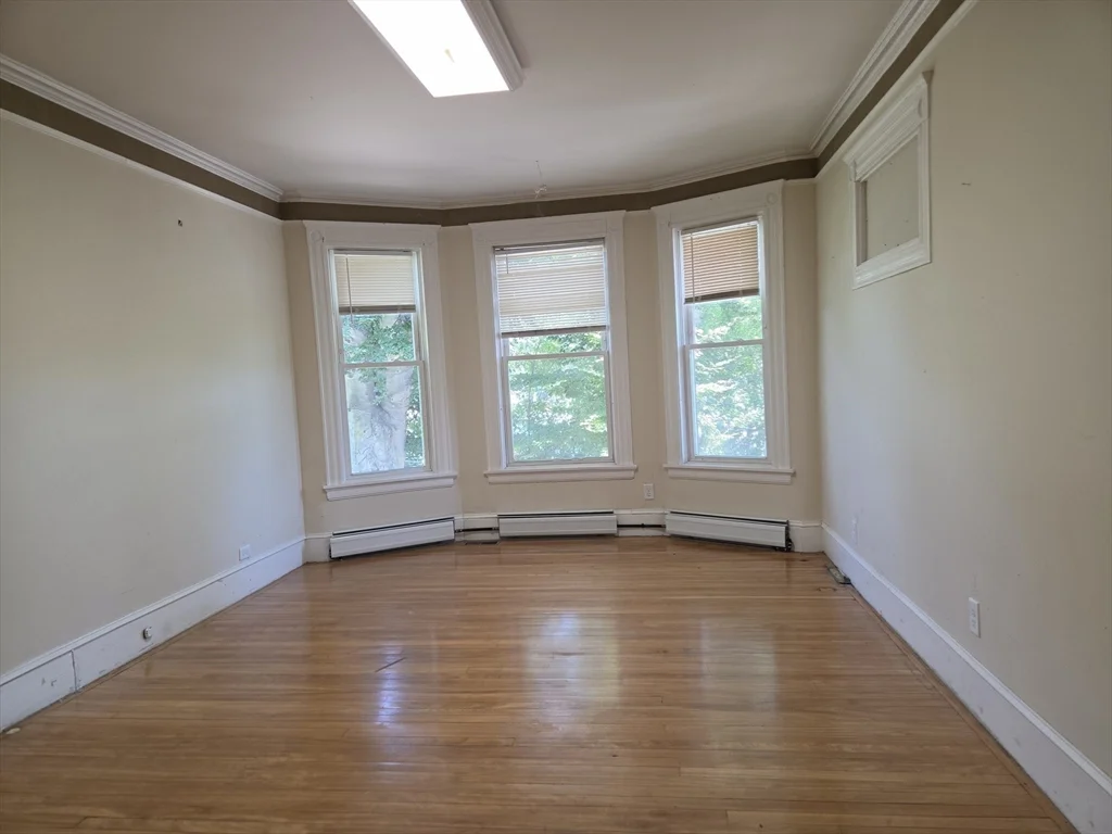 3 bed, 1 bath apartment for rent at 659 Southbridge St Unit 1, Worcester — photo 3 of 13